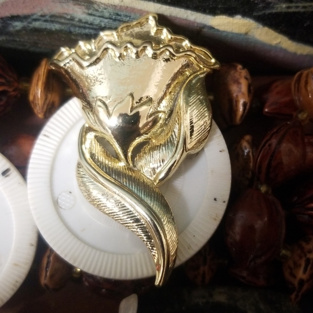 Vintage Signed GERRYS Gold Tone Tulip Flower Pin B